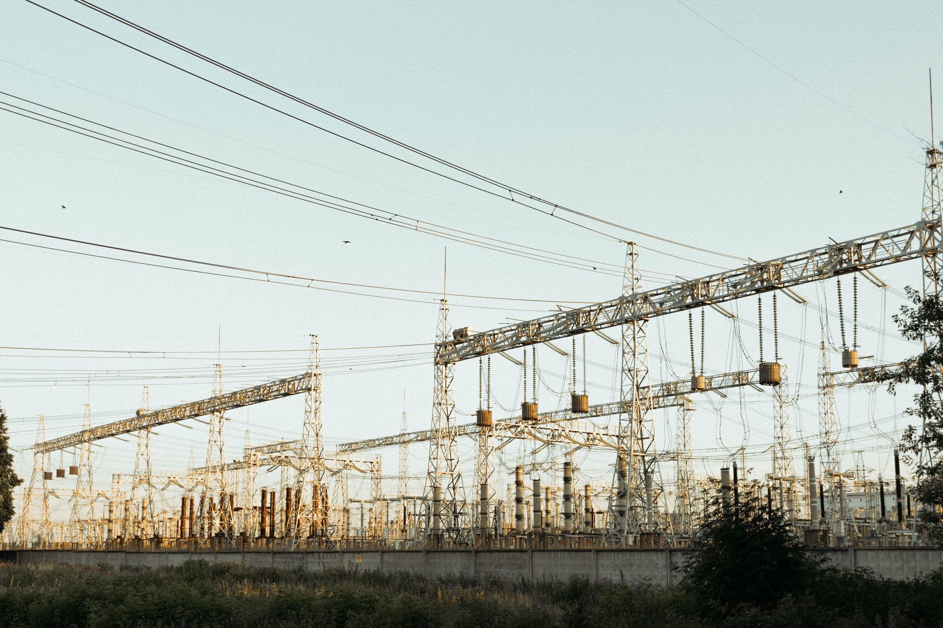 Poste électrique haute tension au coucher du soleil
