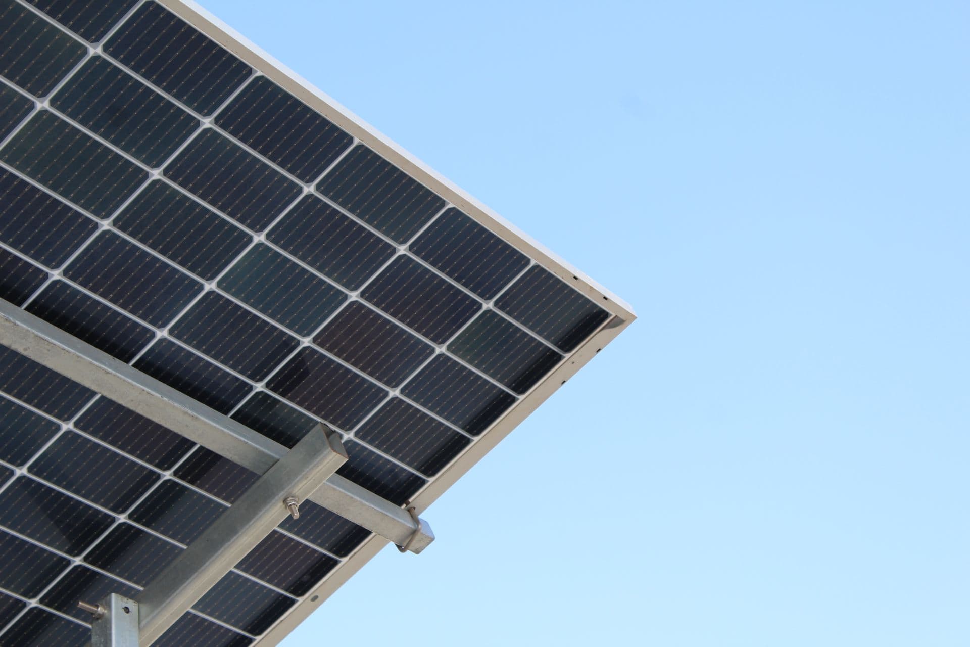 Panneaux photovoltaïques en contre-plongée