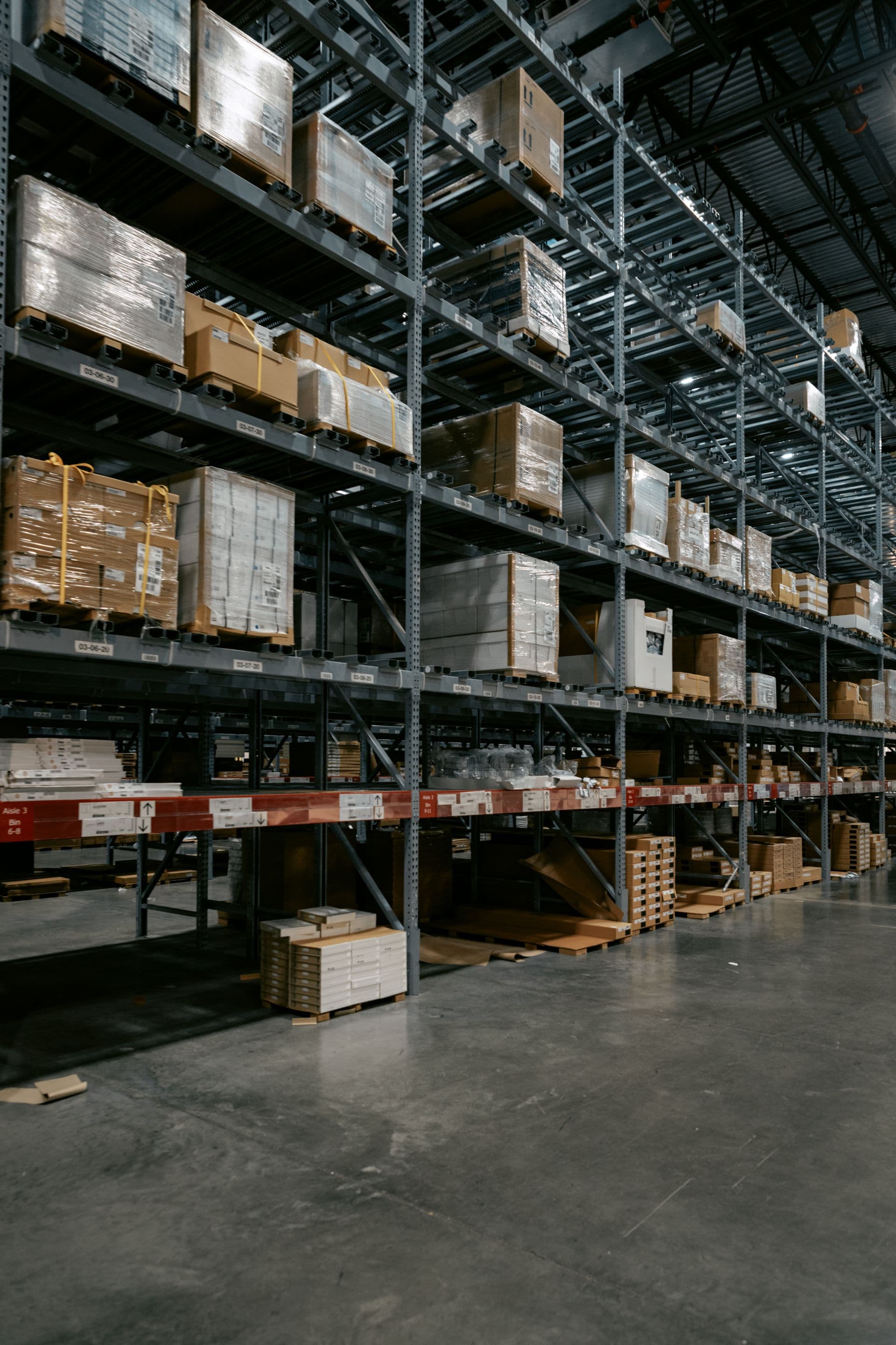 Allées d'un entrepôt logistique avec palettes stockées en hauteur